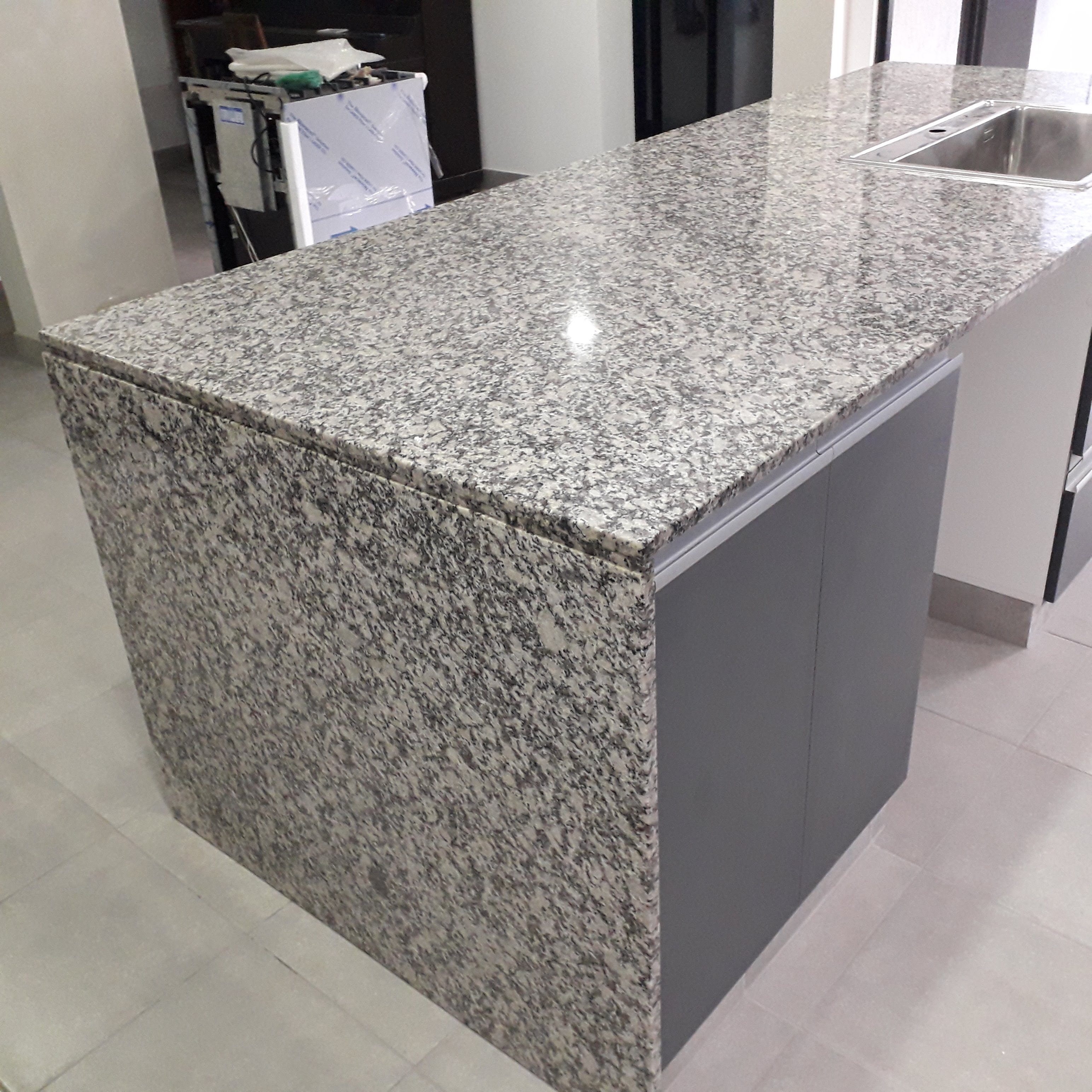 Cocina moderna con mesadas de granito