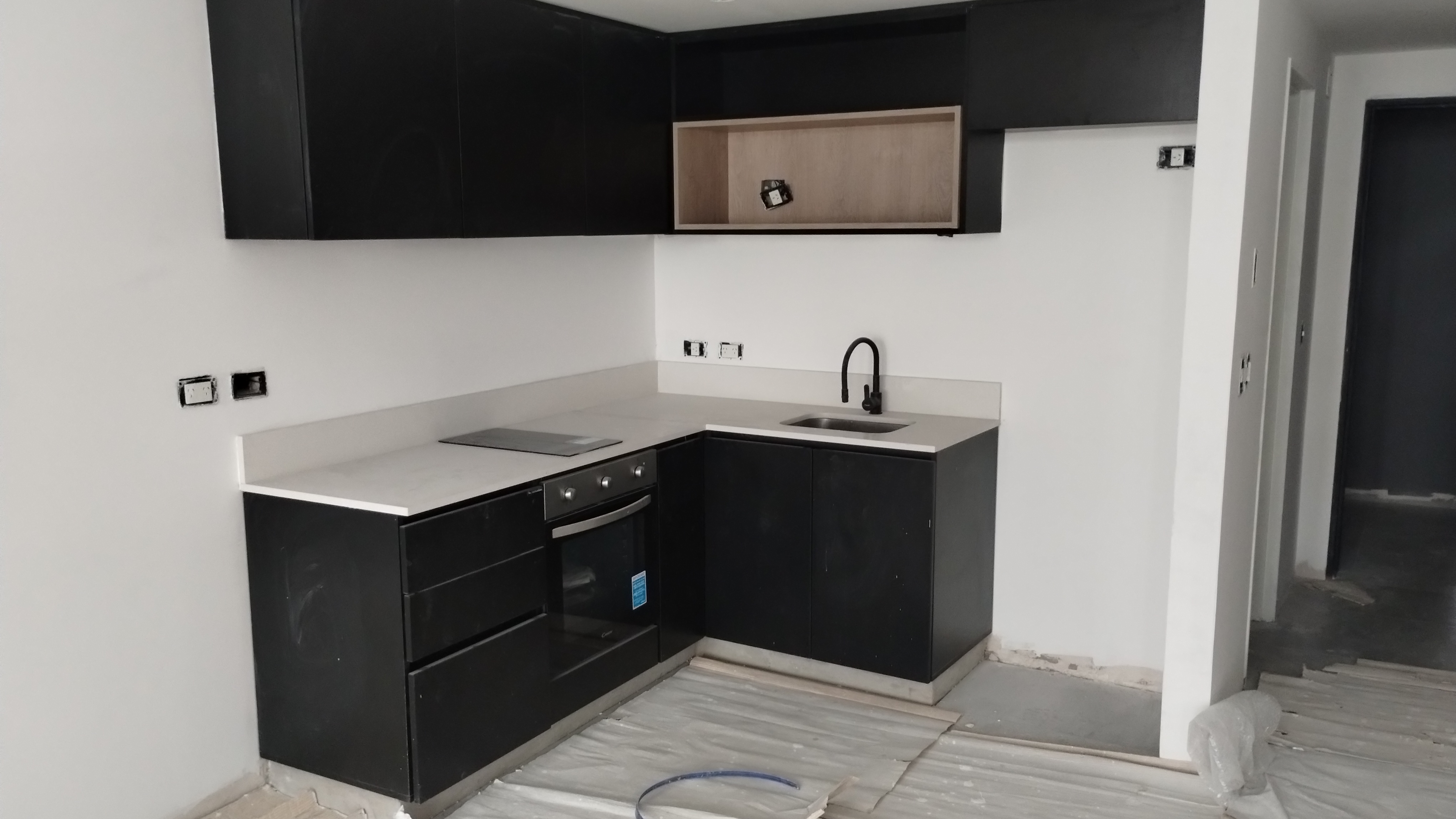 Mesada de cocina en cuarzo blanco